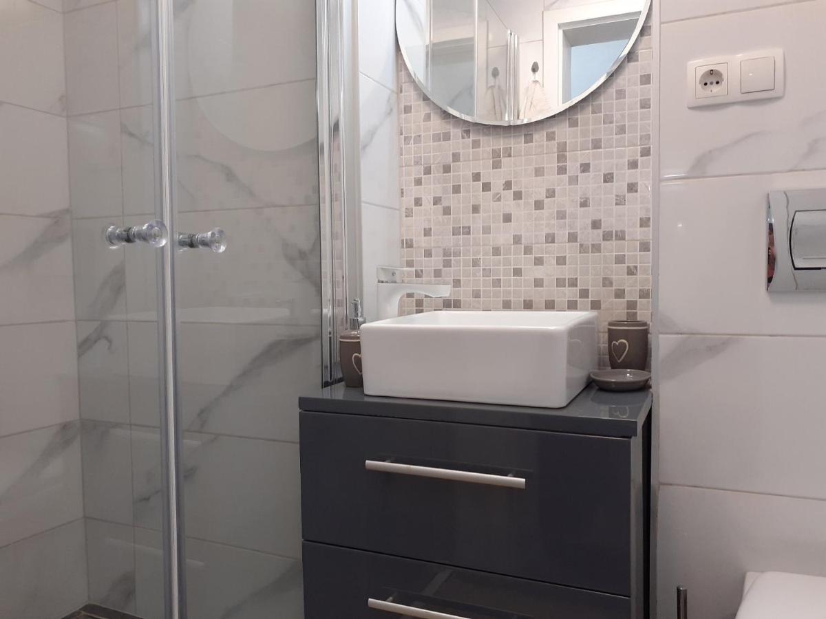 Apartment Hana With A Private Pool Malinska Ngoại thất bức ảnh